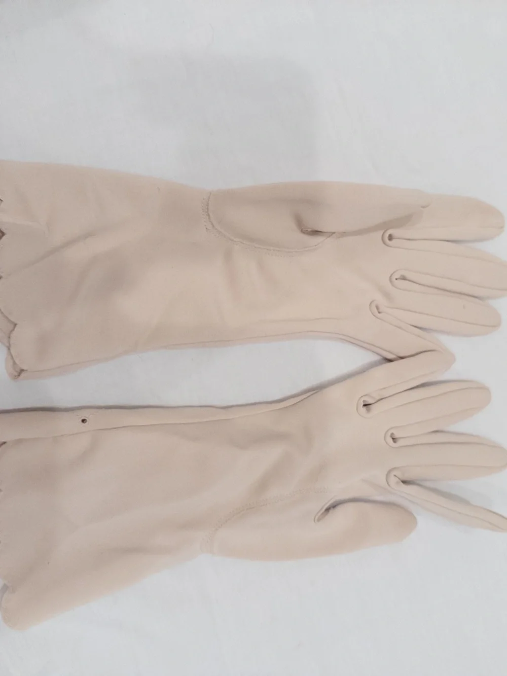 Vintage 1950s eyelet gloves cream nylon